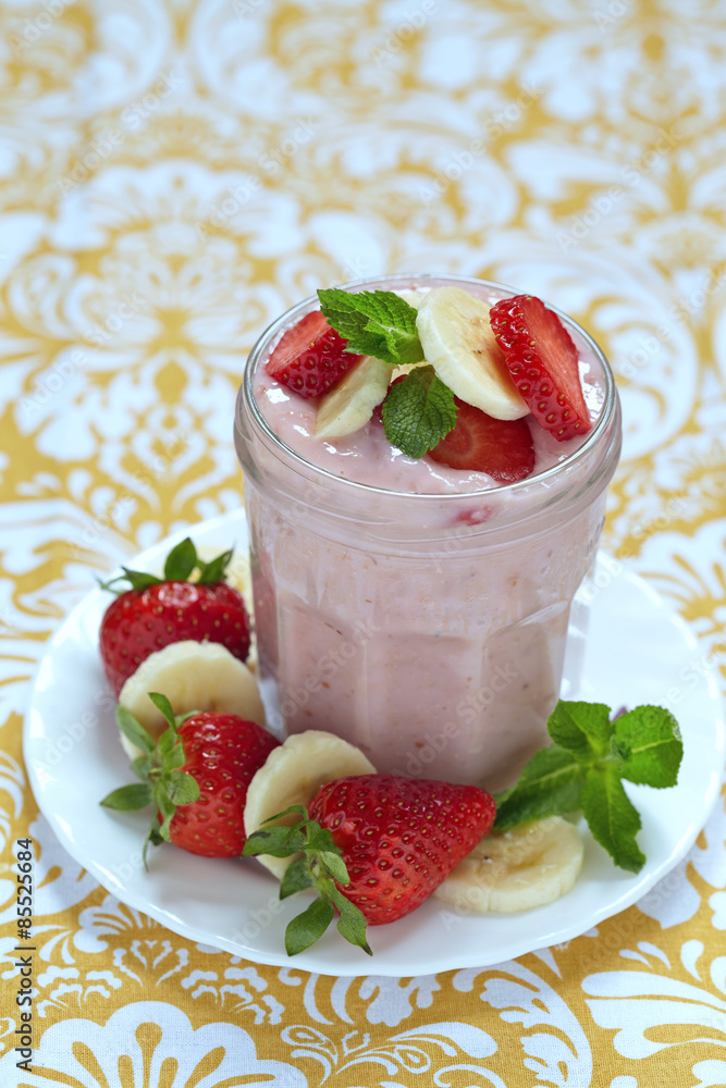 Overnight oatmeal smoothie with strawberry and banana Overnight oatmeal smoothie with strawberry and banana