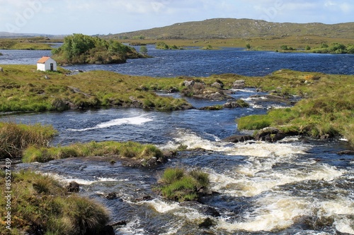 Flusslandschaft in der Nähe von Galway in Irland. © oparauschebart