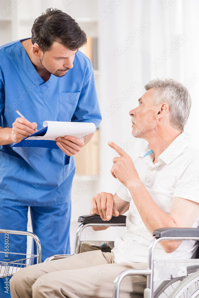 Obraz premium Old man at hospital