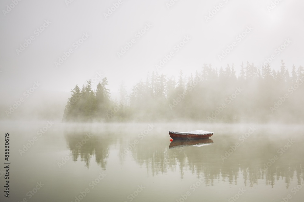 Naklejka premium Boat in mysterious fog