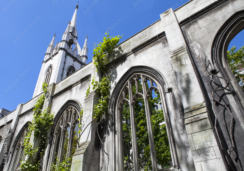 Obraz premium Ruins of St. Dunstan-in-the-East Church in London