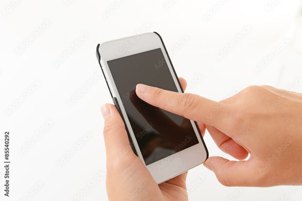スマートフォンを操作する手 スマートフォンを操作する手