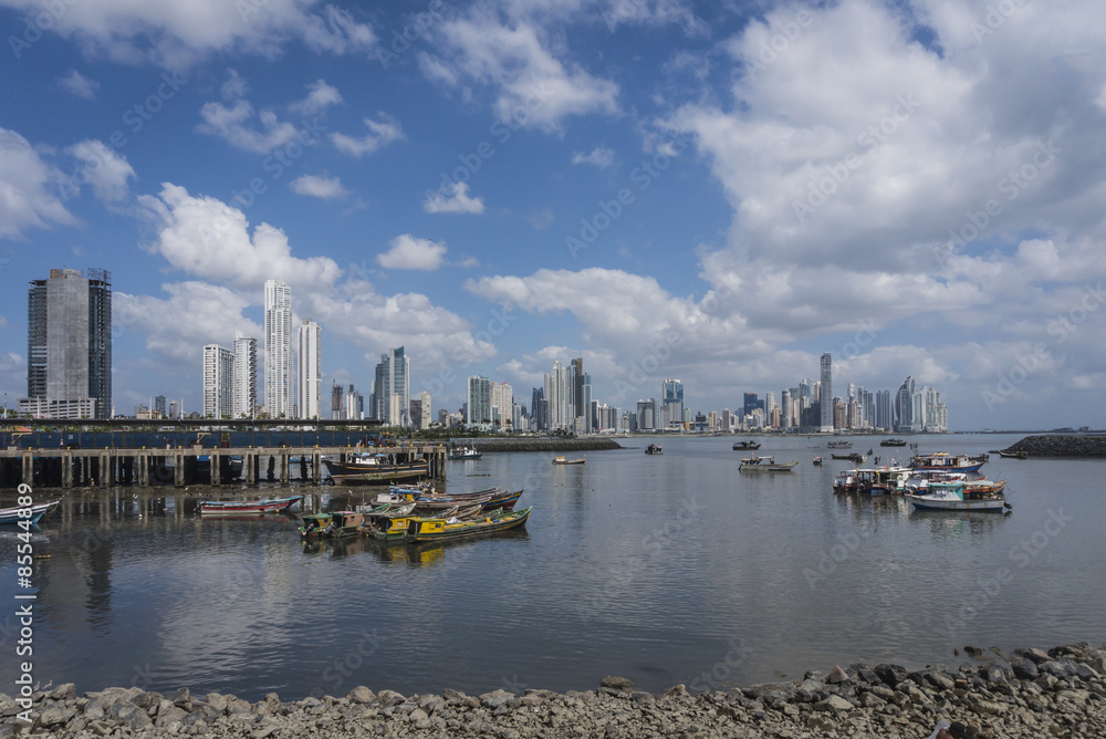 traditionelle Fischerboote im Fischereihafen von Panama vor der Skyline der Stadt