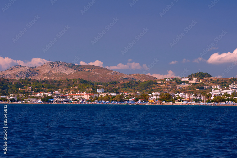 Fototapeta premium Miasto i plaża w zatoce na wyspie Rodos.