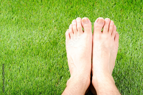 芝生と男性の裸足