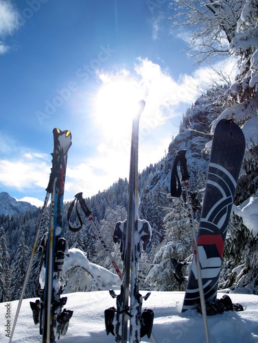 Ski und Snowboard im Schnee