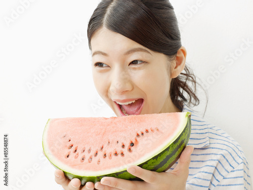 Quadro su tela 西瓜を食べる女性