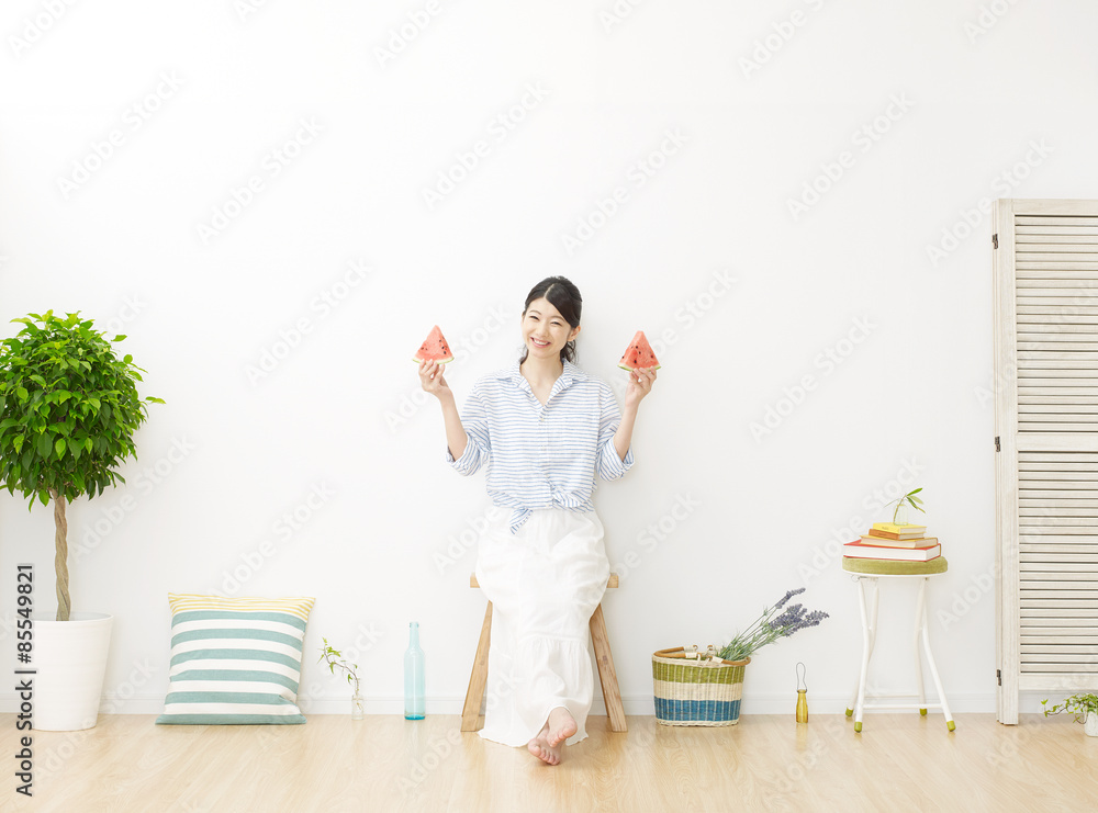 部屋で西瓜を食べる女性 部屋で西瓜を食べる女性