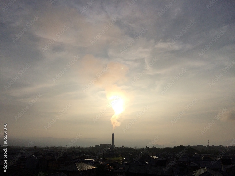Fototapeta premium 煙突から太陽