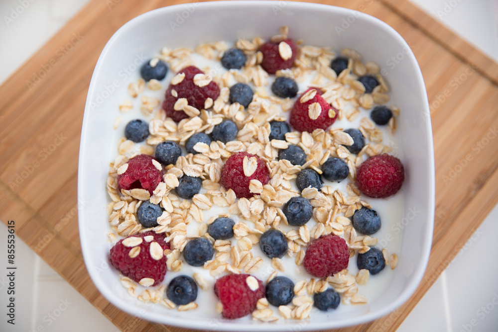 Joghurt mit Müsli und Beeren Joghurt mit Müsli und Beeren