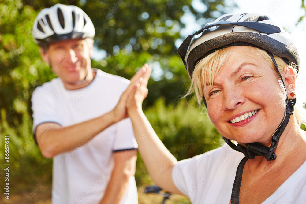 Frau und Mann geben sich High Five Frau und Mann geben sich High Five
