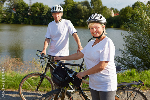 Paar Senioren macht Radtour im Sommer