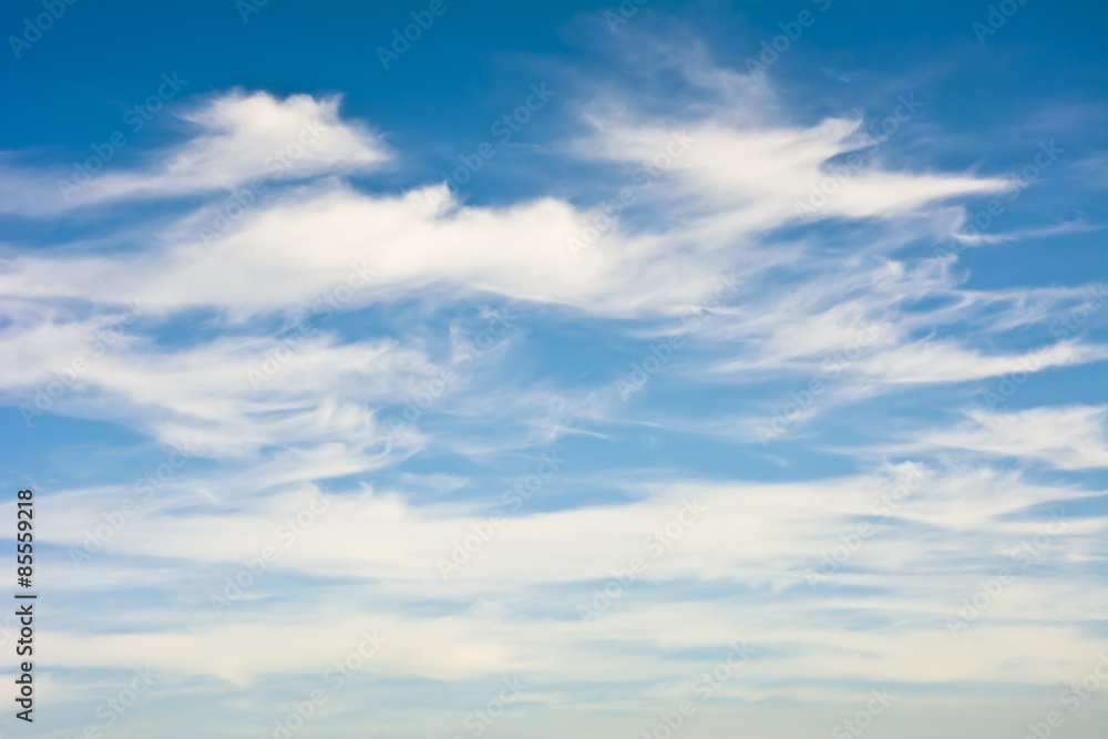 Fototapeta premium Białe, malownicze obłoki na tle błękitnego nieba w słoneczny dzień 