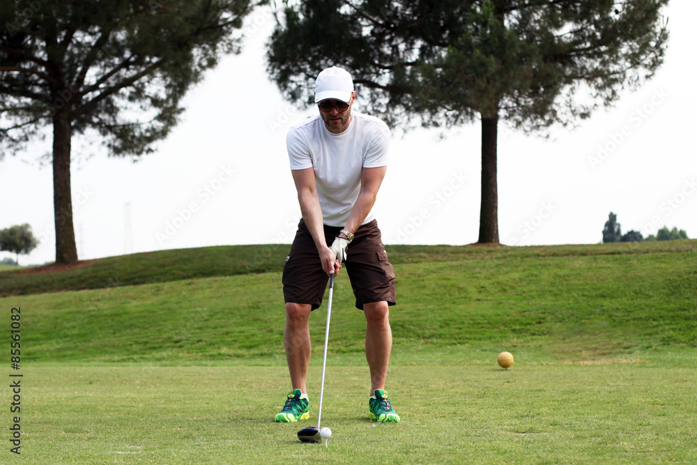 Obraz premium Mann am Golf Abschlag