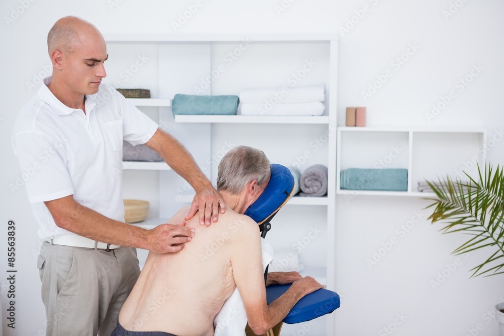 Obraz premium Man having back massage 