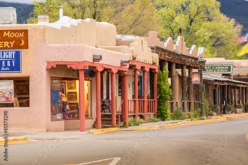 Foto Buildings in Taos, which is the last stop before entering Taos P