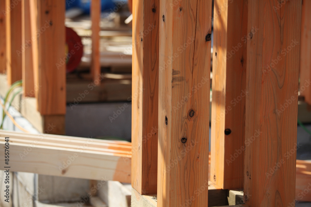 木造2階建て住宅の建築現場　イメージ　木造軸組工法　柱　クローズアップ