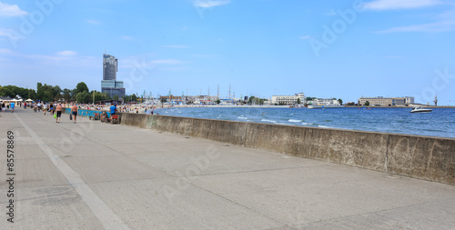 Bulwar Nadmorski w Gdyni. Widok w kierunku plaży, Mola Południowego z prtem I marina oraz wieżowca Sea Towers