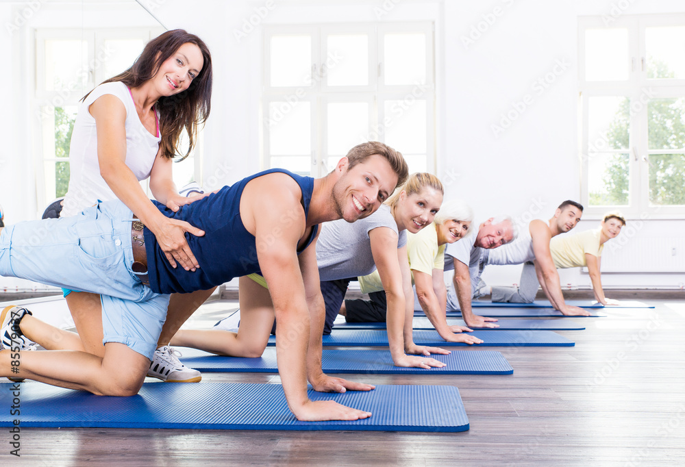 gemeinsam bei der Gymnastik mit Trainer gemeinsam bei der Gymnastik mit Trainer