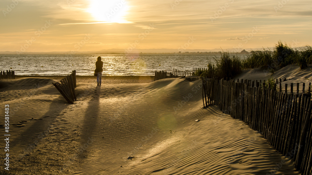Frau und Dünen Landschaft bei Sonnenuntergang Frau und Dünen Landschaft bei Sonnenuntergang