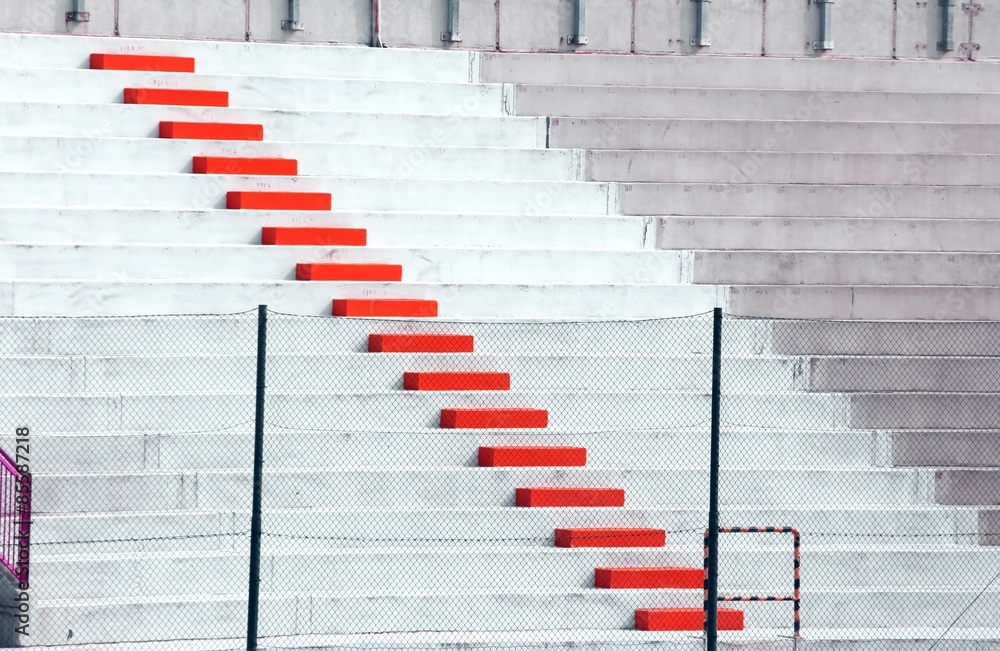 Obraz premium Czerwone stopnie na trybunach stadionów piłkarskich