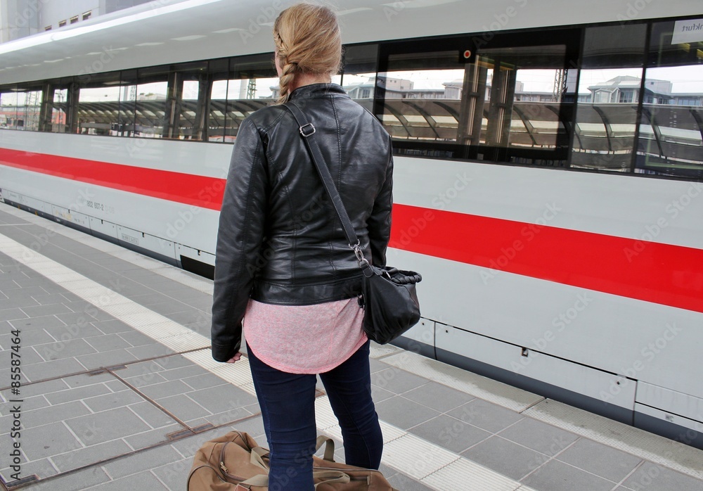 Obraz premium Junge Frau am Bahnsteig