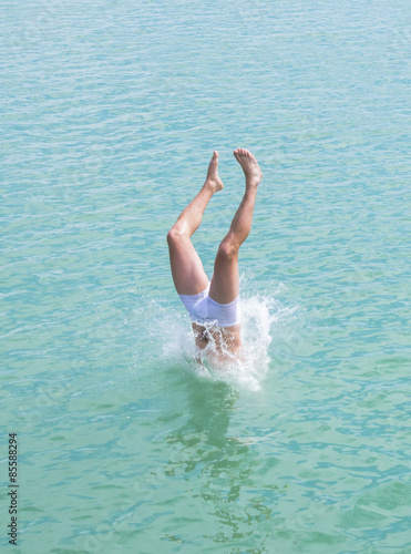 jeune homme plongeant dans l'eau