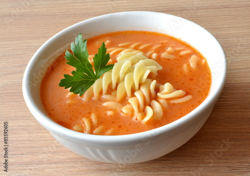 zupa pomidorowa z makaronem