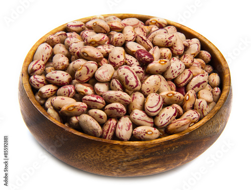 Fotografie pinto beans on wood bowl