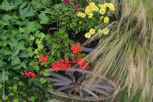 Fototapeta Naklejka Na Ścianę i Meble -  Mit Blumen bepflanzter Holzwagen