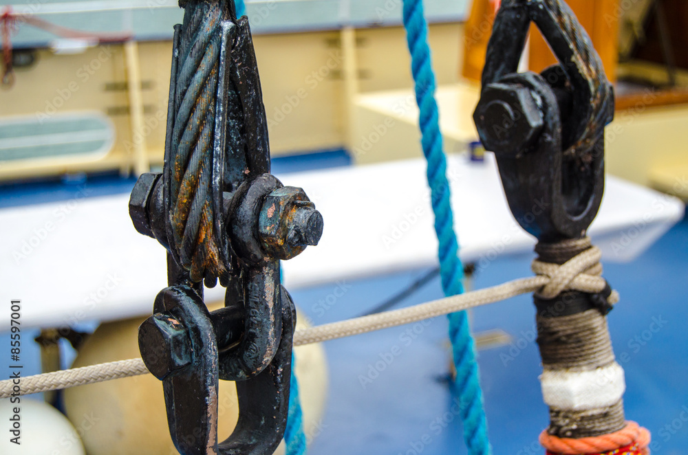 Detalle cuerdas y enganches de barco velero Detalle cuerdas y enganches de barco velero