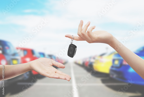 Mani con chiave auto sfondo parcheggio photo