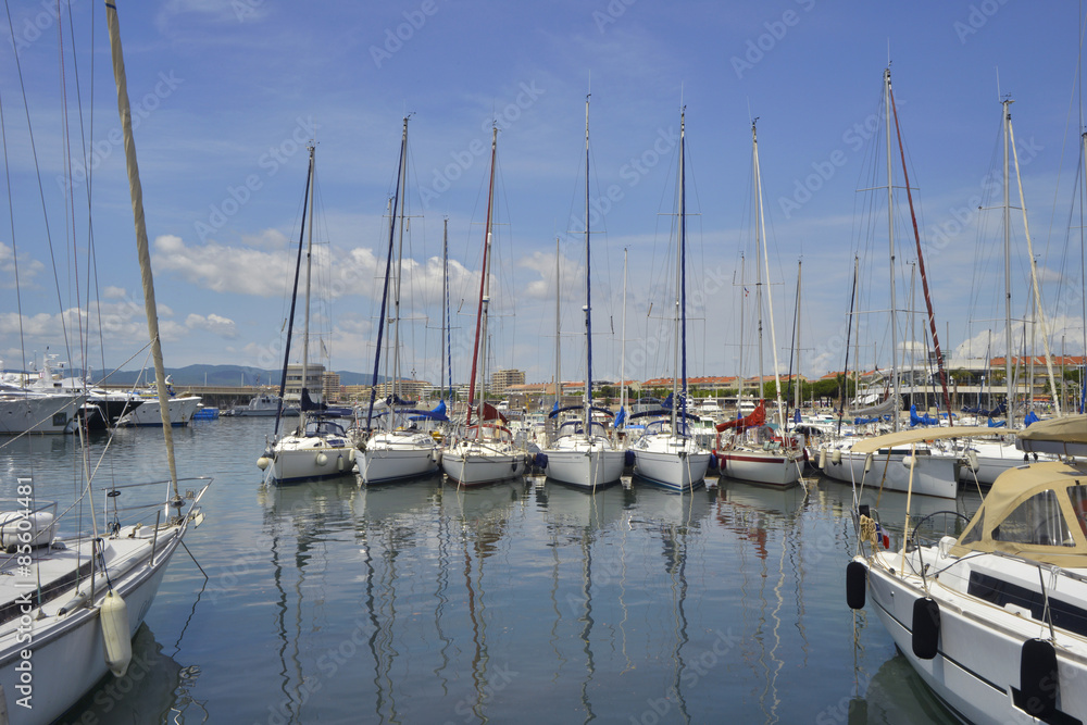Voiliers au port de Saint-Raphaël (83700), département du Var en région Provence-Alpes-Côte-d'Azur, France
