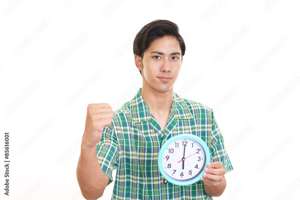 ガッツポーズの男性