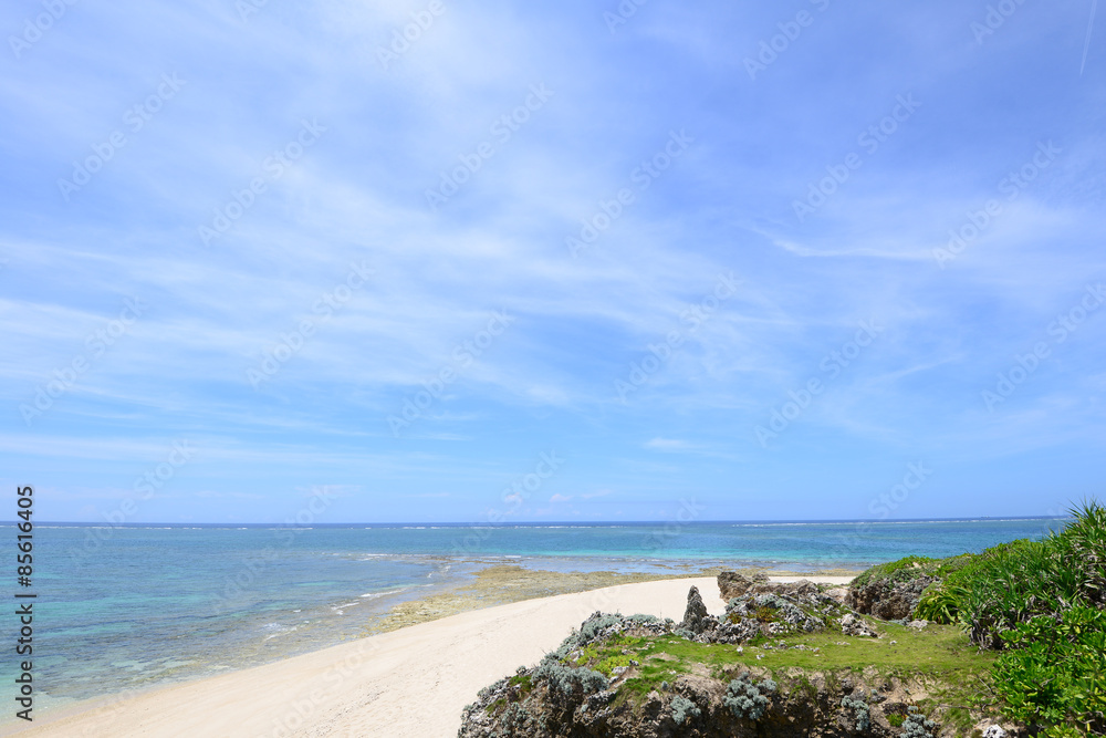 沖縄の美しい海と青空