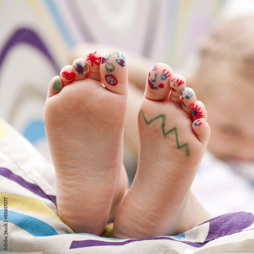 Naklejka premium Painted childrens fingers feet