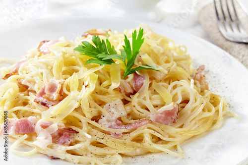 Obraz na płótnie pasta carbonara on white plate