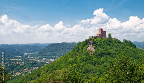 Wallpaper Mural Reichsburg Trifels vor den Weiten des Pfälzerwaldes Torontodigital.ca