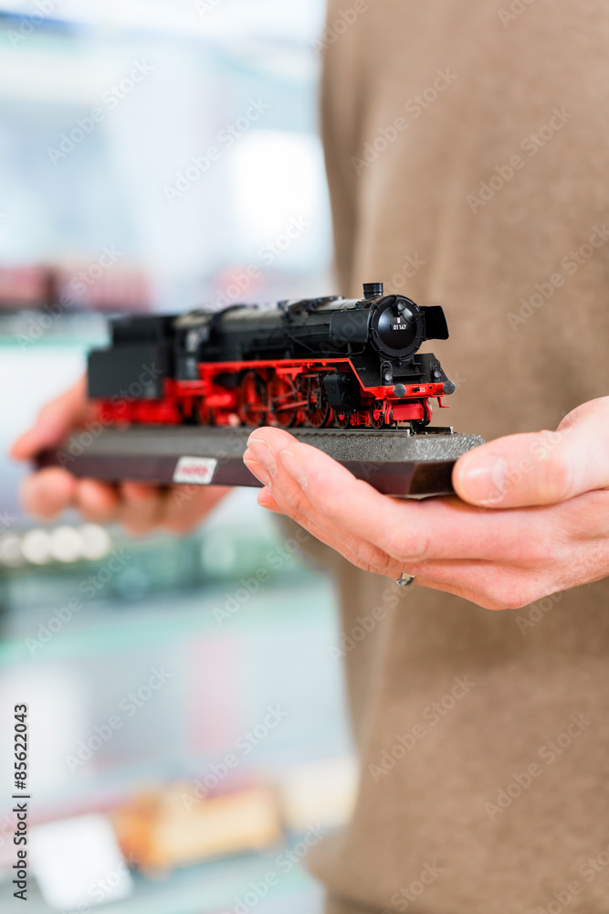 Mann im Spielzeug Laden kauft Modelleisenbahn Mann im Spielzeug Laden kauft Modelleisenbahn