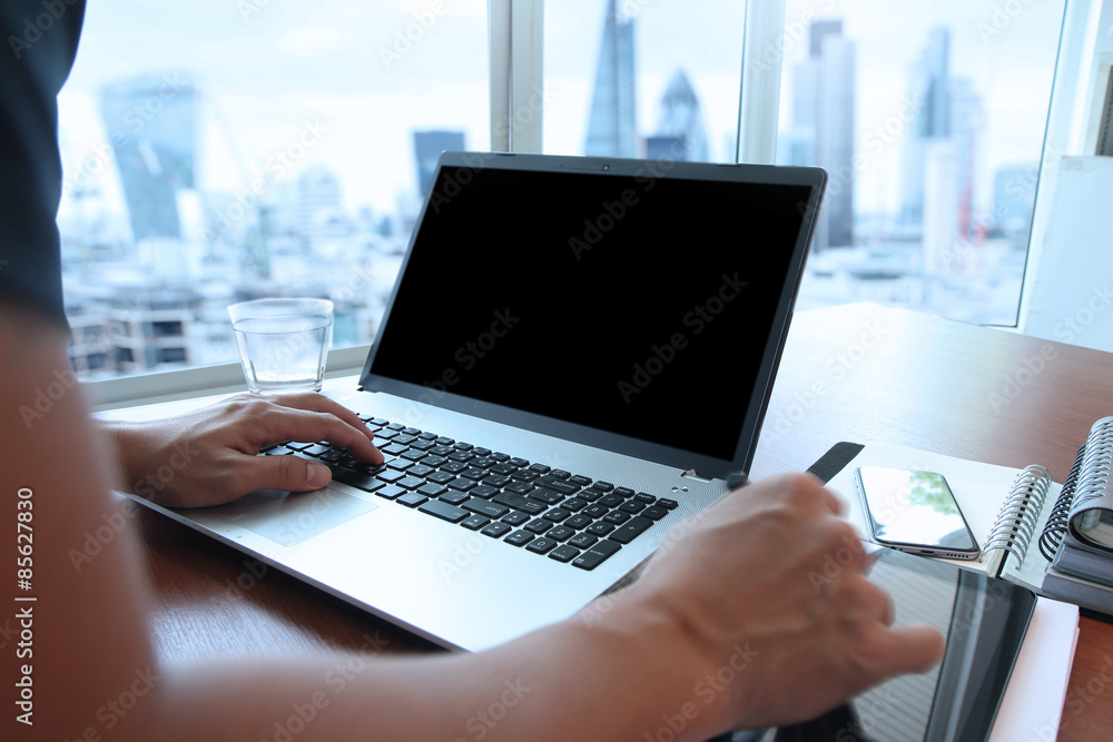 Close up of business man hand working on blank screen laptop com Close up of business man hand working on blank screen laptop com