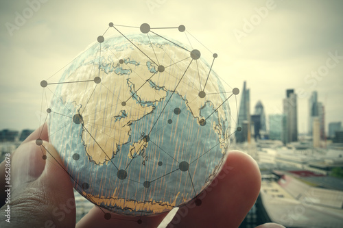 Foto close up of businessman hand showing texture the world with digi