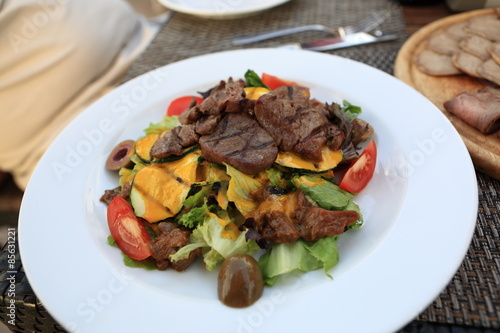 Salad with grilled veal and mushrooms