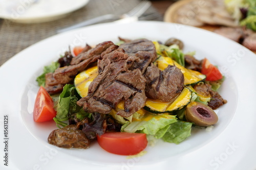 Salad with grilled veal and vegetables