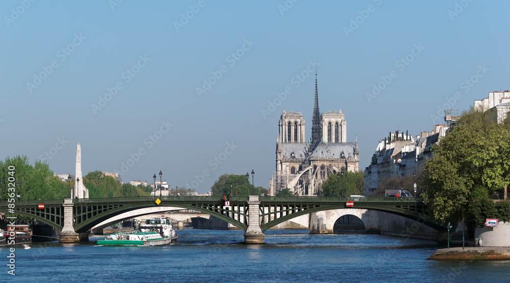 Notre Dame et  péniche sur la Seine