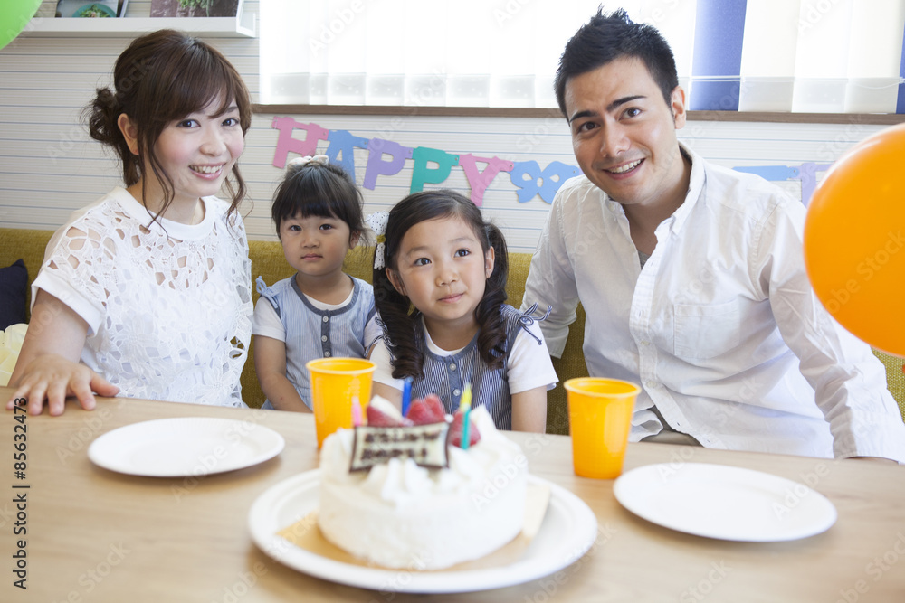 お誕生日を祝う家族 お誕生日を祝う家族