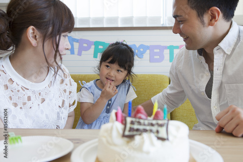 お誕生日を祝う家族