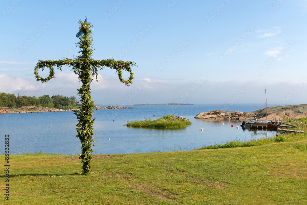 Fototapeta premium Maypole and the swedish archipelago in the background