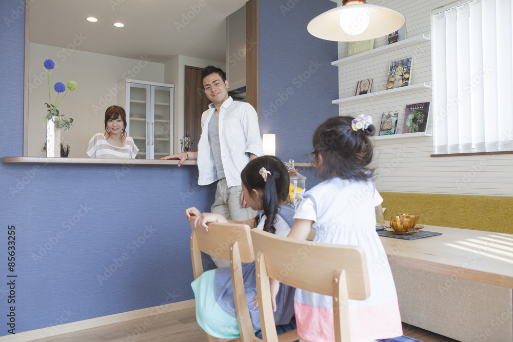 Obraz premium 家でくつろぐ家族