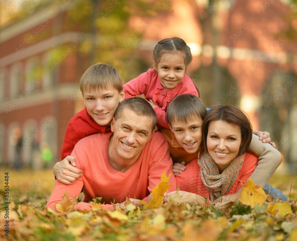 Fototapeta premium Family in autumn park