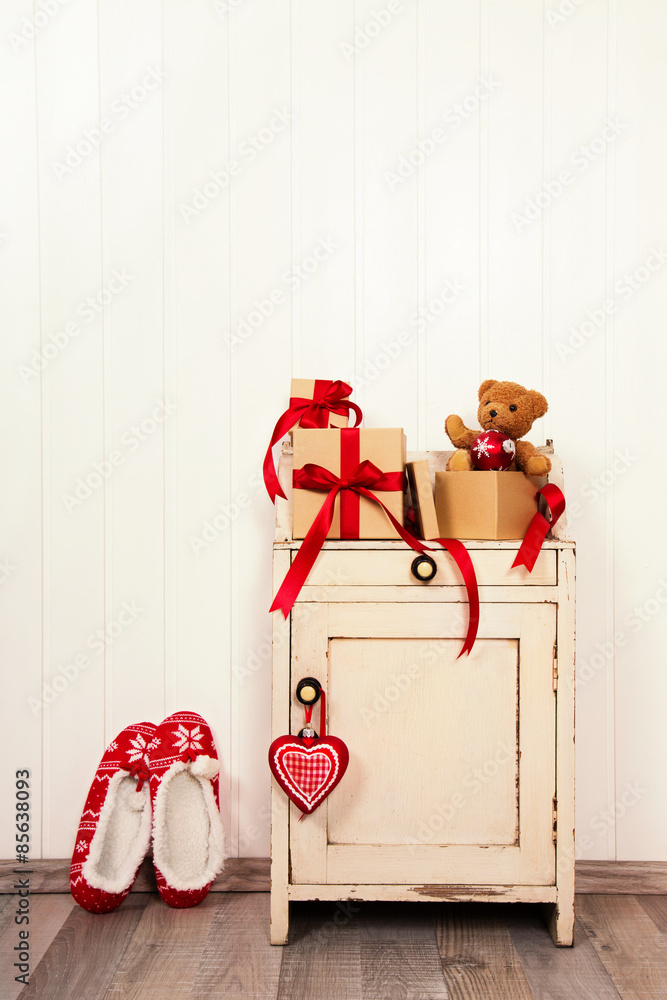 Obraz premium Weihnachtlicher vintage Hintergrund im Hochformat mit Geschenke für Weihnachten und Teddy